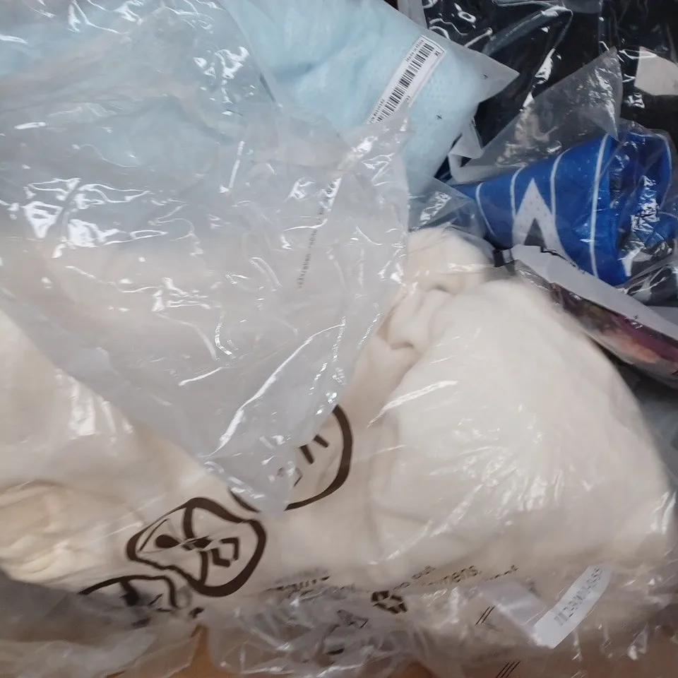 BOX OF APPROXIMATELY 20 ASSORTED CLOTHING ITEMS TO INCLUDE - T-SHIRT , TOP , JACKET ETC