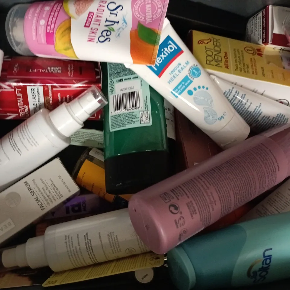 APPROXIMATELY 20 ASSORTED COSMETIC ITEMS TO INCLUDE CERAVE, GARNIER, ETC - COLLECTION ONLY