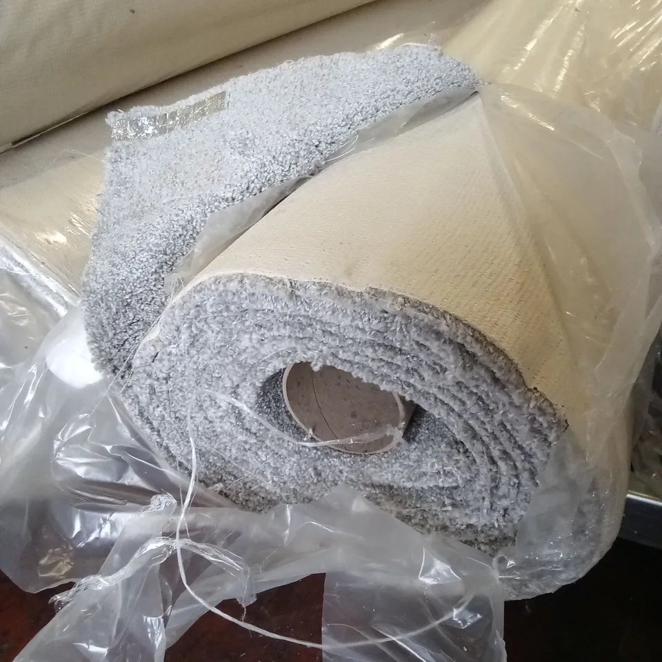 ROLL OF QUALITY SEATTLE CARPET // APPROX SIZE: 4 x 5.6m