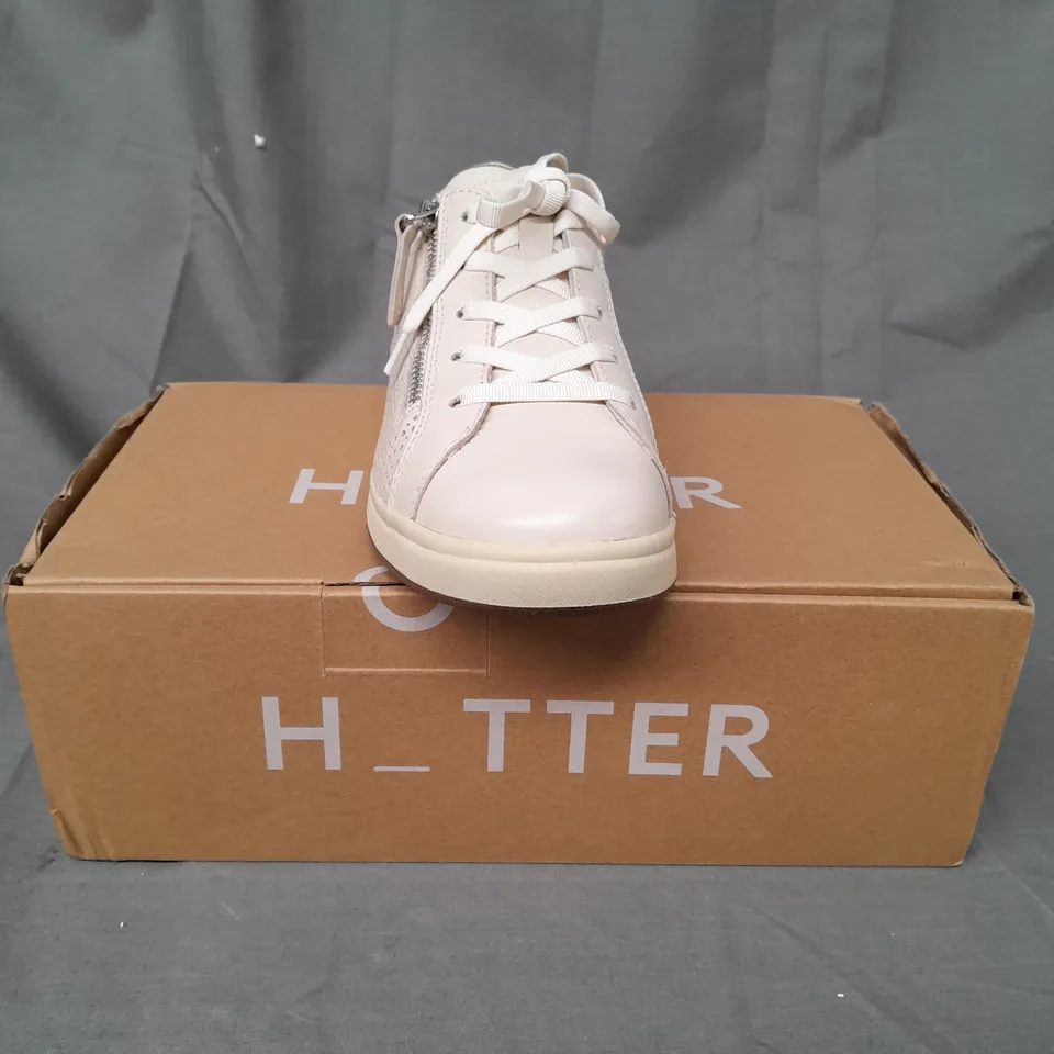 BOXED PAIR OF HOTTER SWIFT SHOES IN IVORY UK SIZE 5