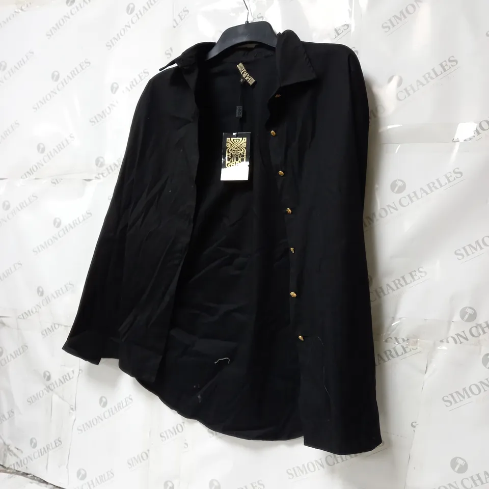 BOX OF APPROXIMATELY 10 ASSORTED WOMEN'S CLOTHING ITEMS INCLUDING TOPS, JEANS, SHIRTS 