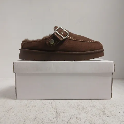 BOXED PAIR OF UNBRANDED BUCKLE LOAFERS IN BROWN SIZE EU 38