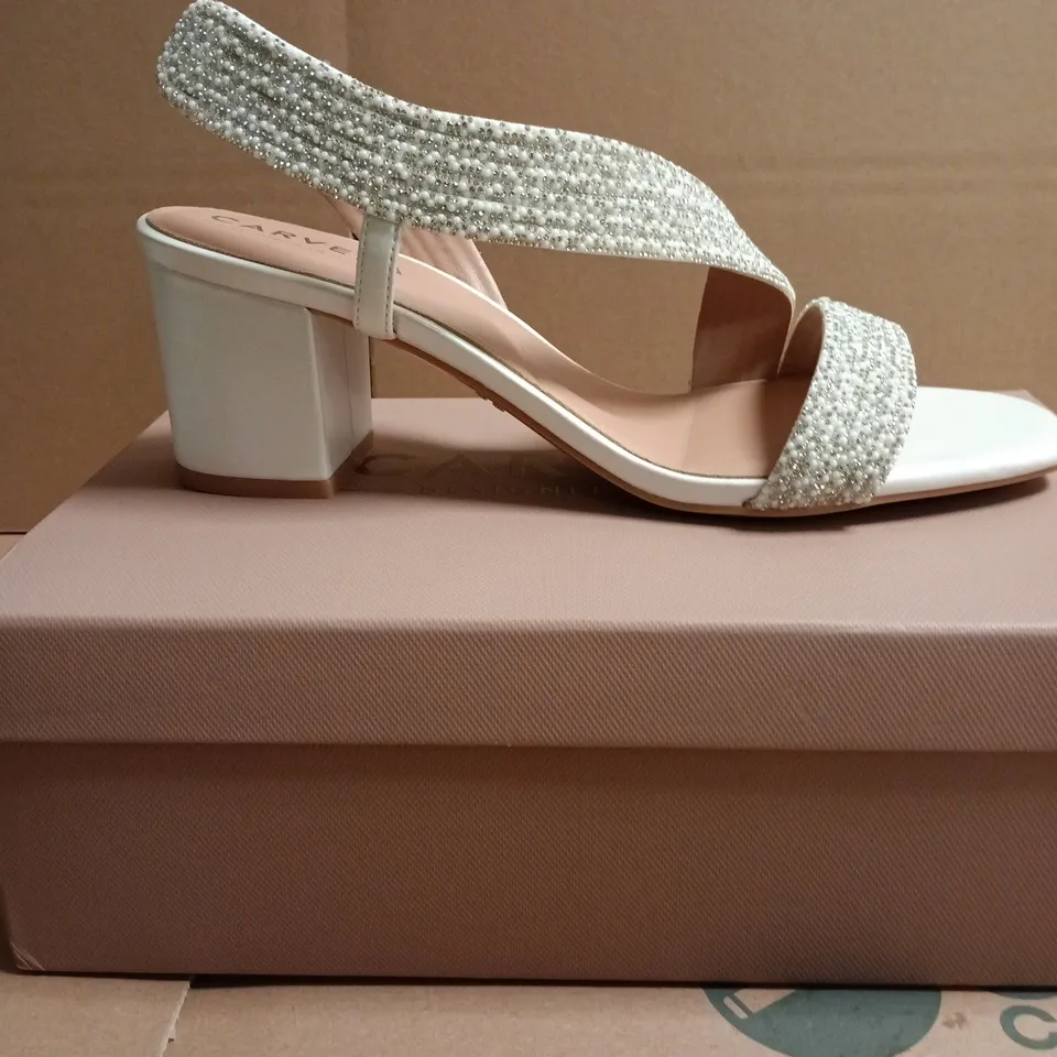 BOXED PAIR OF CARVELA GALA BLOCK JEWEL 60 BEADED SANDALS, WHITE, UK8 