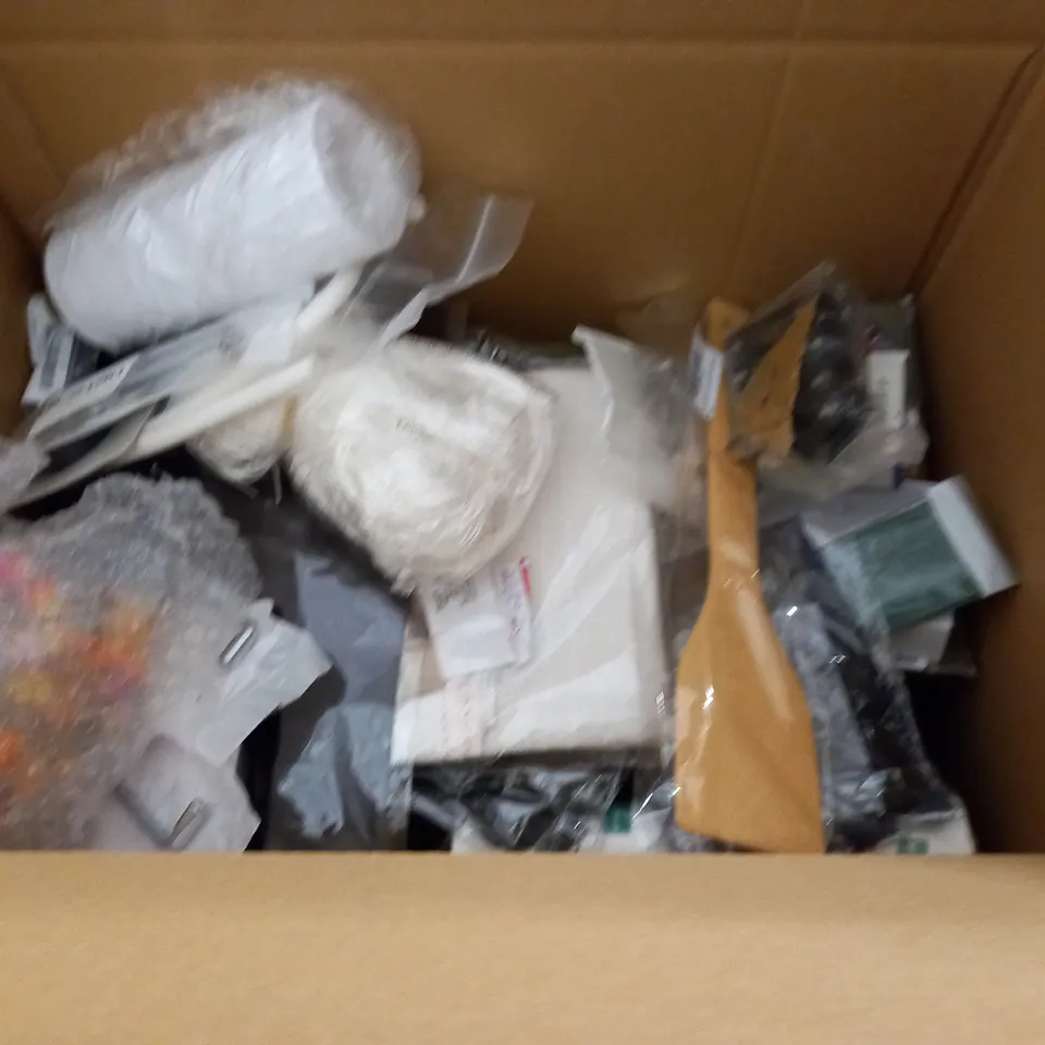 LARGE QUANTITY OF ASSORTED HOUSEHOLD ITEMS TO INCLUDE 3 WAY ADAPTER, LID OPENER AND CORN HOLDERS