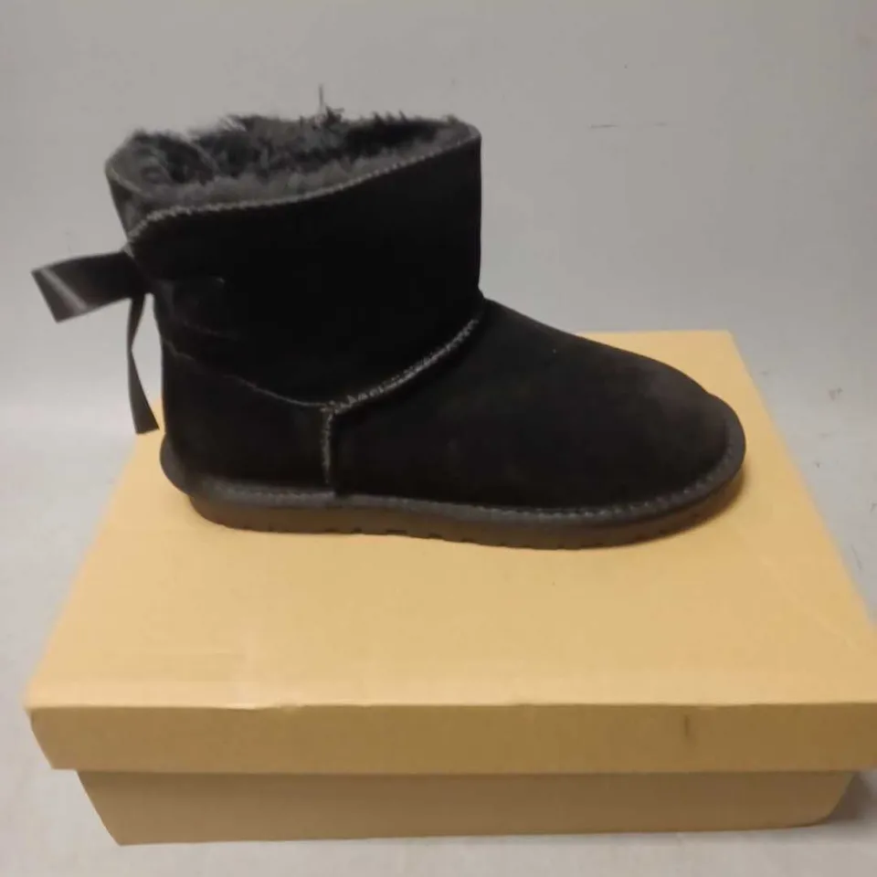 BOXED PAIR OF UGG FLEECED INTERIOR BOOTS IN BLACK - 4