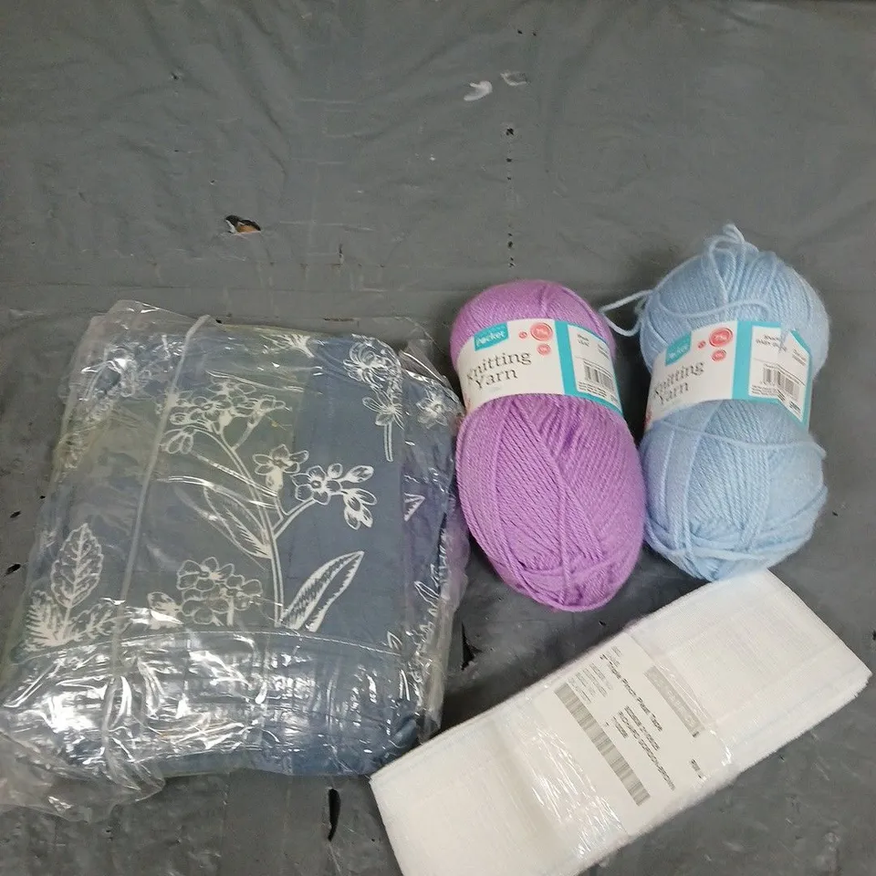 APPROXIMATELY 15 ASSORTED HOUSEHOLD ITEMS TO INCLUDE YARN, PLEAT TAPE, HOME DÉCOR ETC 