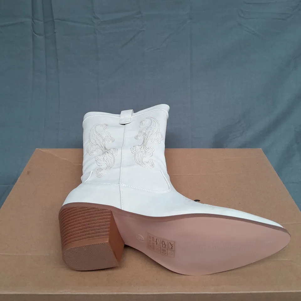 BOXED PAIR OF GLAMOROUS OFF WHITE LADIE BOOT SIZE UK 5