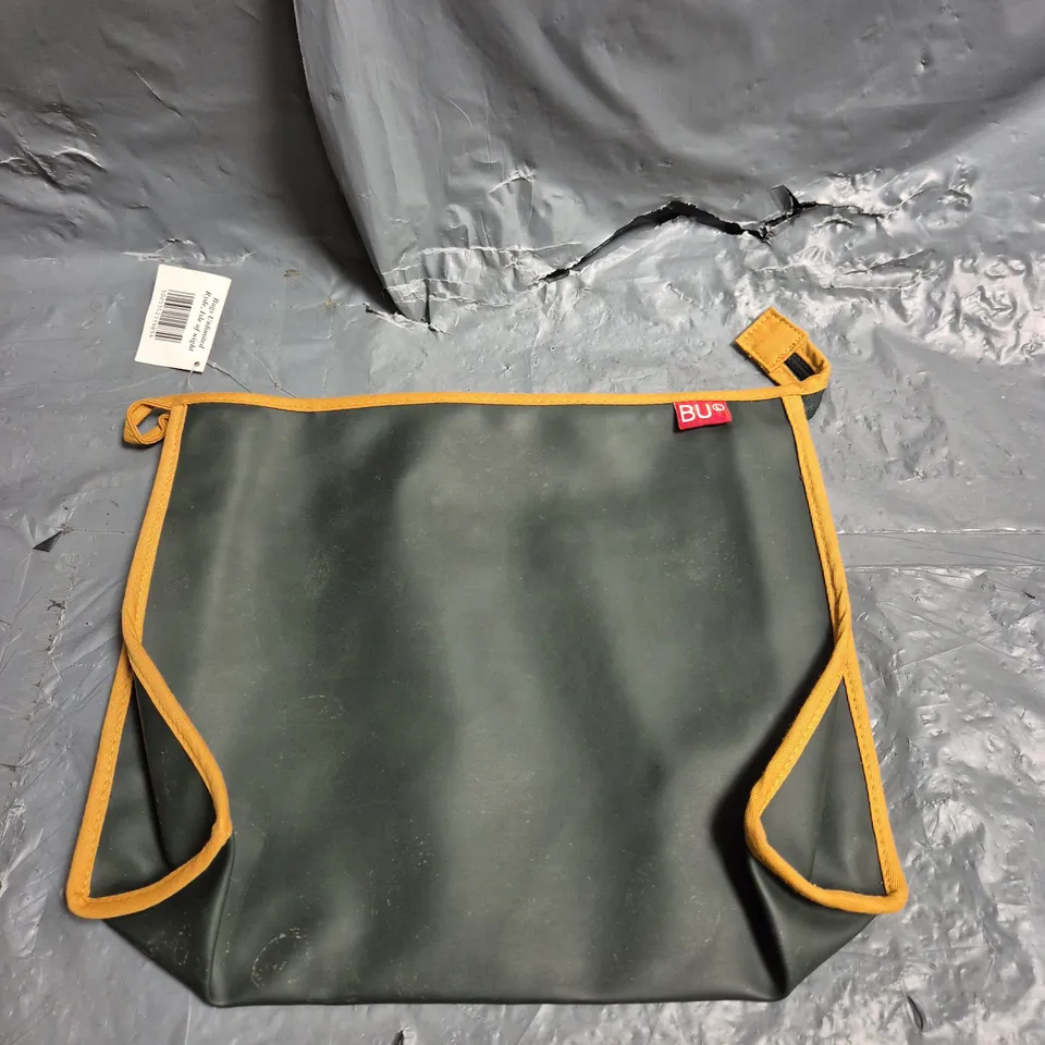 APPROXIMATELY 60 BU TRAVEL BAGS - GREEN AND GOLD