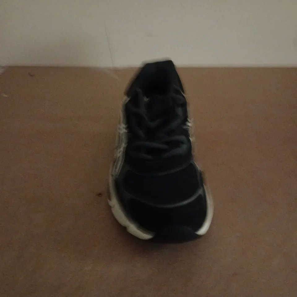 UNBOXED PAIR OF ASICS TRAINERS IN BLACK/WHITE - UK 9