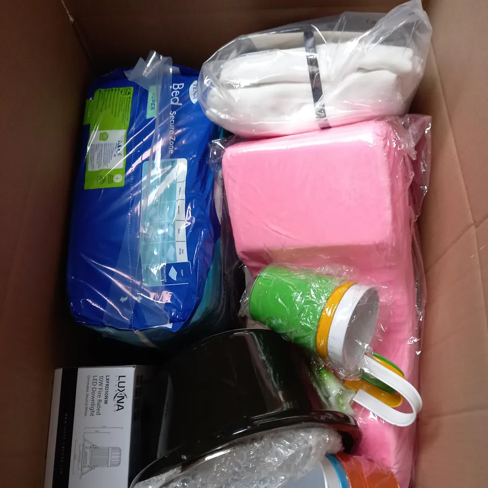 BOX OF APROXIMATELY 12 ASSORTED HOUSEHOLD ITEMS TO INCLUDE 5 MOP PADS , PLASTIC CUPS , LED DOWNLIGHTS , ETC 