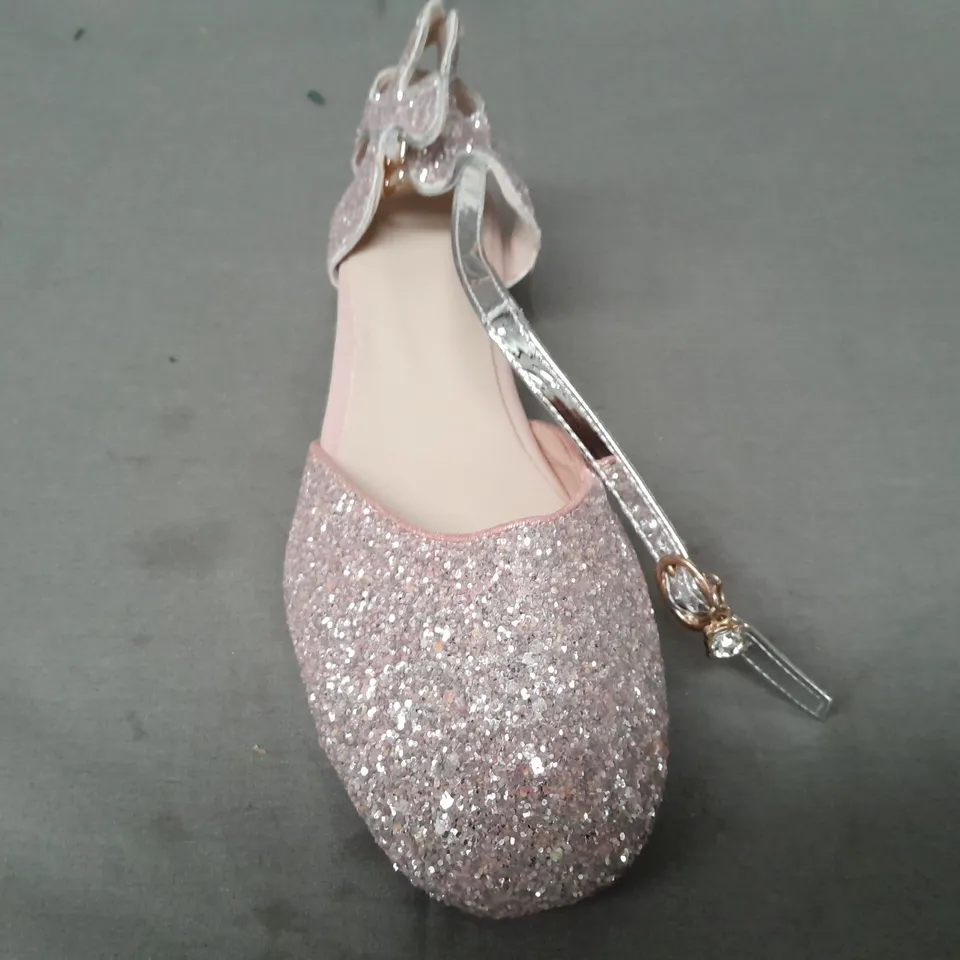 BOXED PAIR OF DESIGNER CLOSED TOE LOW HEEL SHOES IN PINK W. GLITTER EFFECT ASIAN SIZE 240