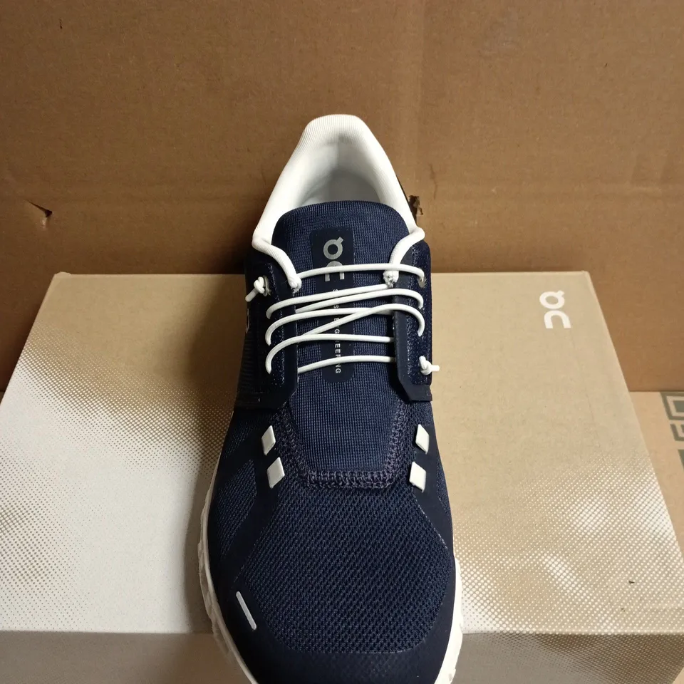 BOXED PAIR OF ON RUNNING CLOUD 6 SHOES – NAVY/WHITE, UK 8.5