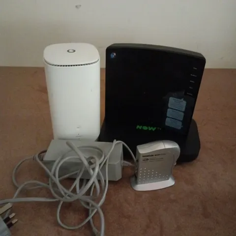 APPROXIMATELY 8 ASSORTED ELECTRICAL PRODUCTS TO INCLUDE THOMSON WIRELESS TRANSMITTER, VODAFONE GIGACUBE, BT HOME HUB, ETC