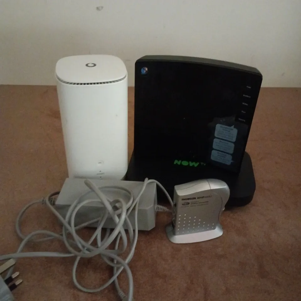 APPROXIMATELY 8 ASSORTED ELECTRICAL PRODUCTS TO INCLUDE THOMSON WIRELESS TRANSMITTER, VODAFONE GIGACUBE, BT HOME HUB, ETC