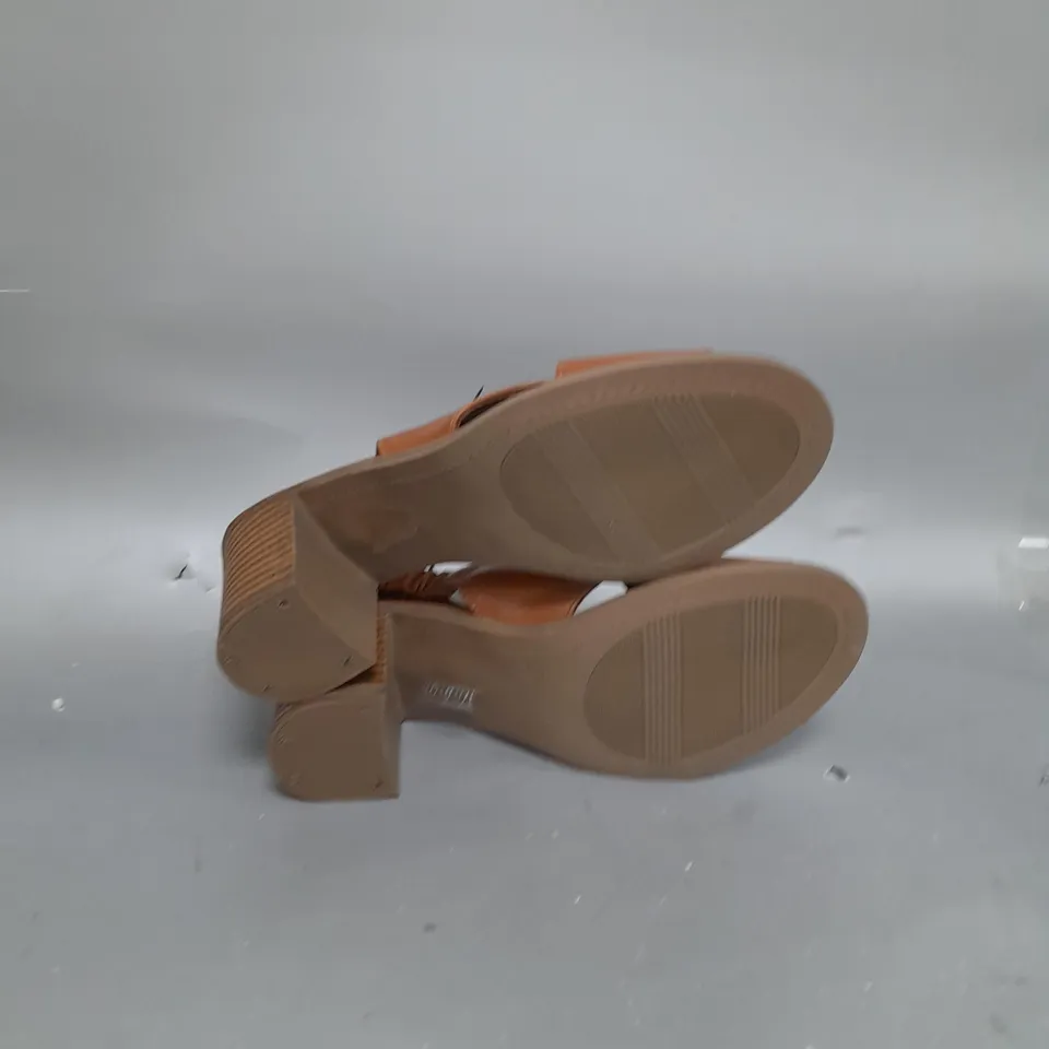 PAIR OF MODA IN PELLE LASSANDRA SANDALS IN TAN SIZE 6