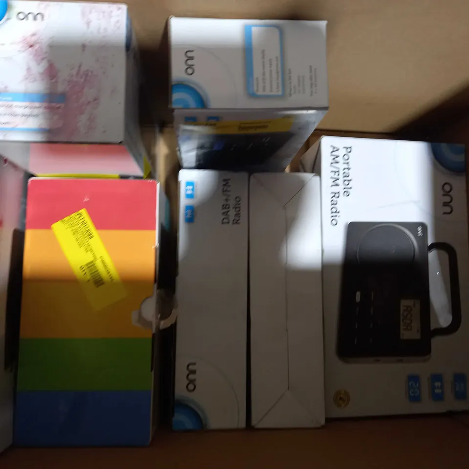 BOX OF APPROXIMATELY 10 ASSORTED ELECTRICAL ITEMS TO INCLUDE ONN DAB+/FM RADIO, DESIGNER 6" LED MAKEUP RING LIGHT, ASDA TECH PERSONAL CD PLAYER, ETC