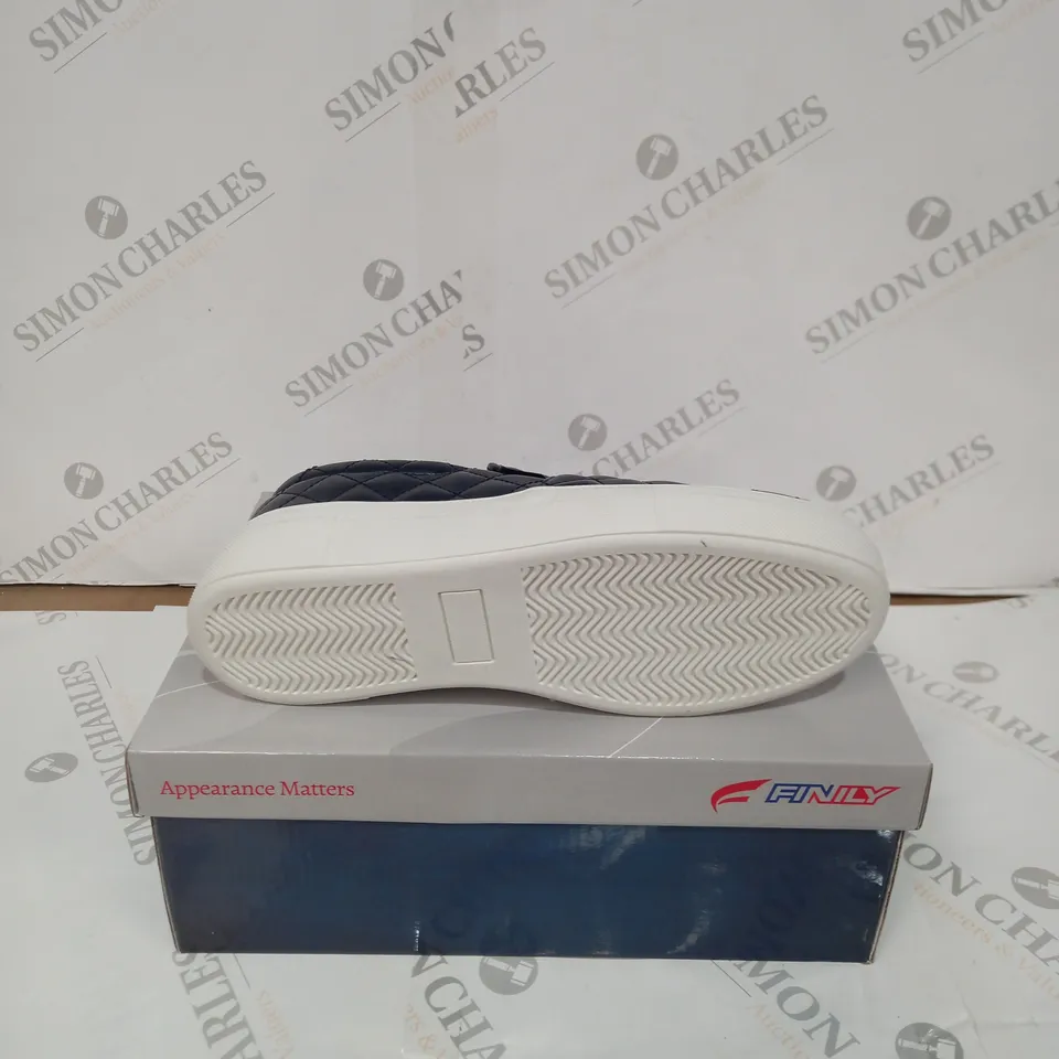 BOXED PAIR OF FINILY QUILTED SLIP ON SHOE'S - BLUE/WHITE, SIZE 5 