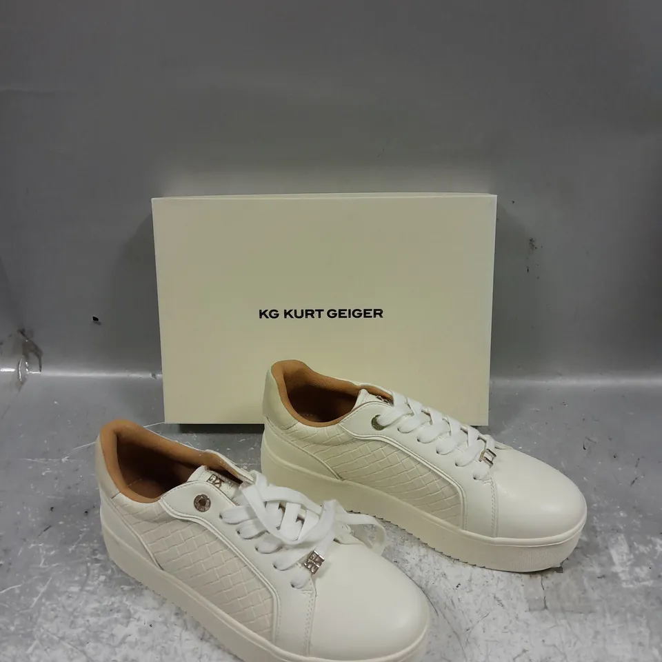 BOXED PAIR OF KURT GEIGER LIGHTER WEAVE WHITE SNEAKERS SIZE 40 