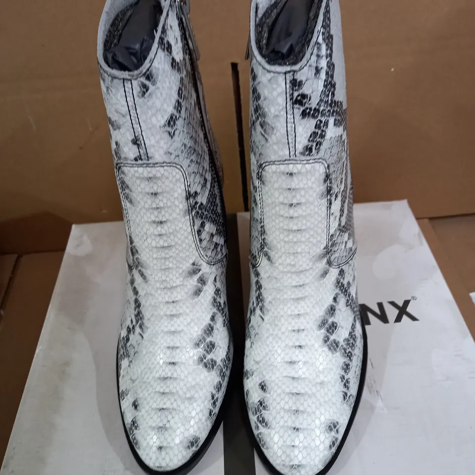 BRONX ZIP WESTERN ANKLE BOOTS - BLACK/WHITE - SIZE 3