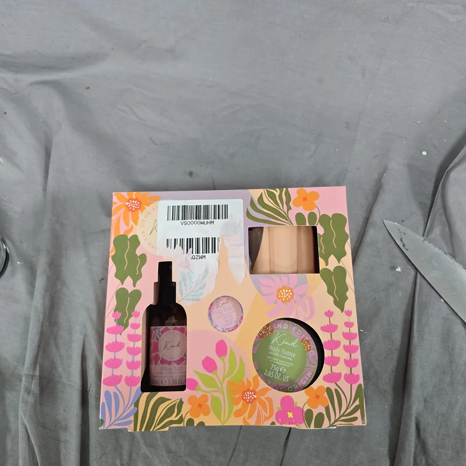 BOX OF APPROXIMATELY 15 ASSORTED HOUSEHOLD ITEMS TO INCLUDE: CK IN2U AND THE KIND EDIT CO GIFT SET