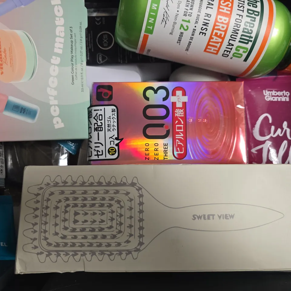 APPROXIMATELY 10 ASSORTED COSMETIC ITEMS TO INCLUDE DR SQUATCH, HAIRSTORY, ETC - COLLECTION ONLY