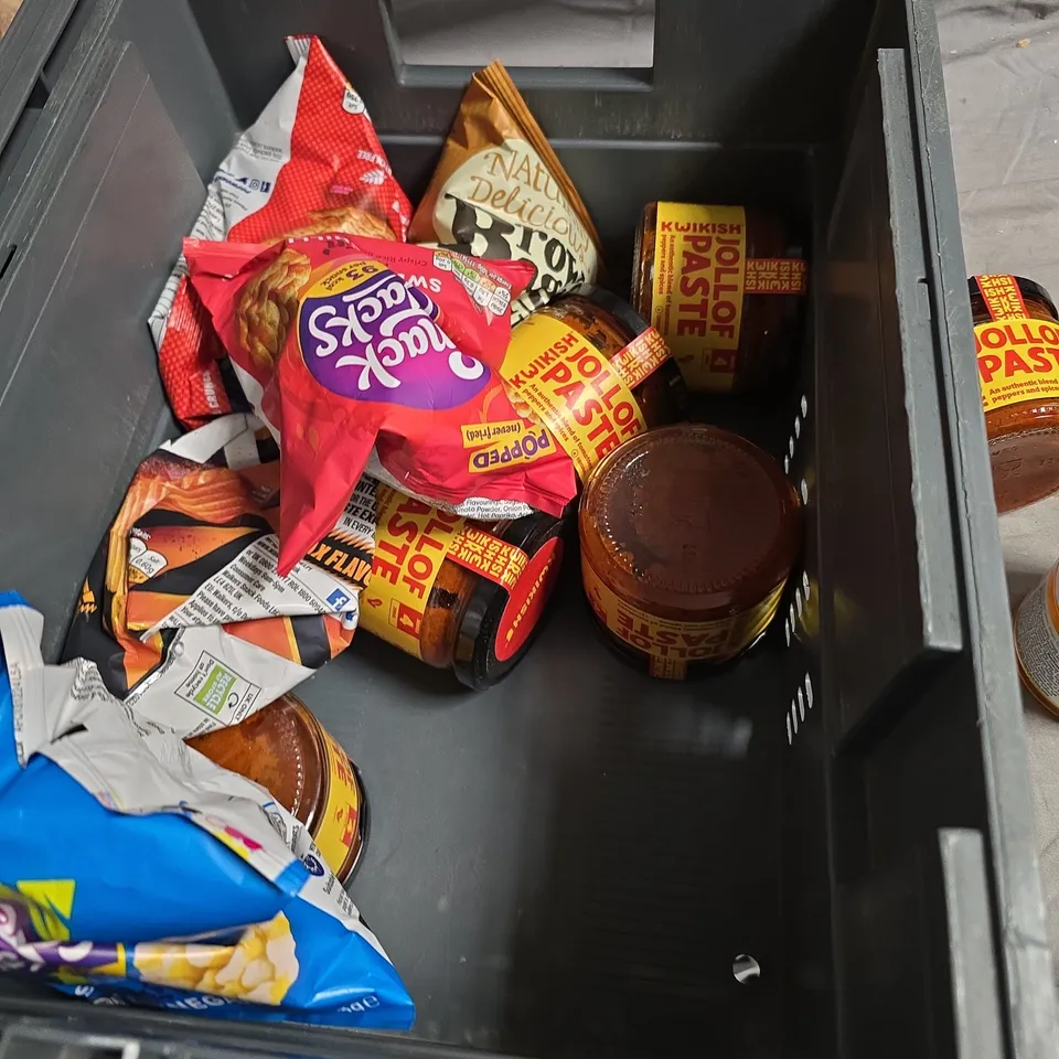 BOX OF APPROXIMATELY 10 ASSORTED FOOD ITEMS INCLUDING JUST BEE HONEY , JOLLOF PASTE AND POPWORKS POPPED CHIPS