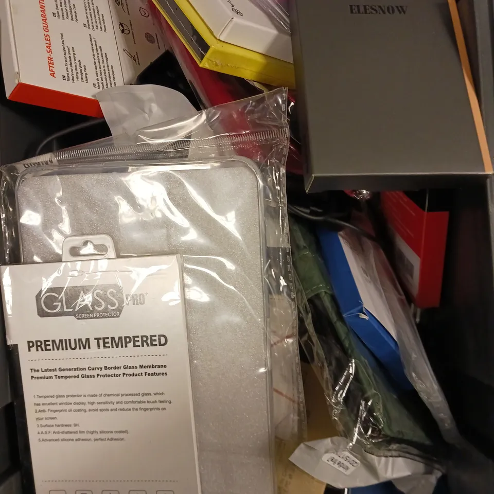 APPROXIMATELY 30 ASSORTED SMARTPHONE ACCESSORIES TO INCLUDE PROTECTIVE CASES, CHARGING CABLES, SCREEN PROTECTORS ETC 