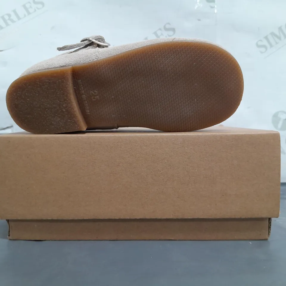 BOXED PAIR OF PEPA LONDON KIDS SHOES IN BEIGE EU SIZE 25