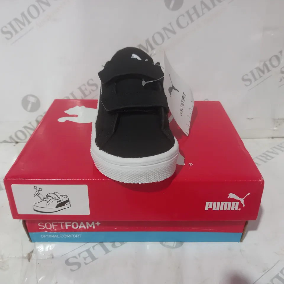 BOXED PAIR OF PUMA SMASH KIDS SHOES IN BLACK/WHITE UK SIZE 7