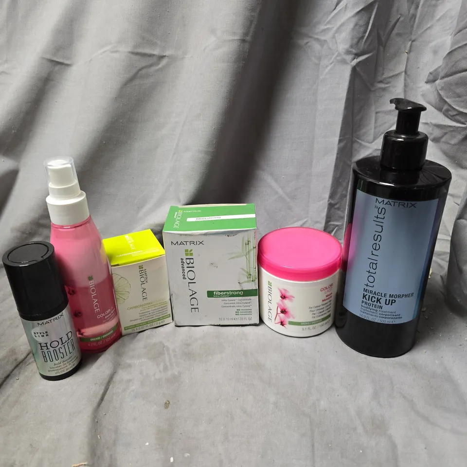 APPROXIMATELY 20 ASSORTED HEALTH & BEAUTY PRODUCTS TO INCLUDE MATRIX HOLD BOOSTER, MATRIX TOTAL RESULTS KICK UP PROTEIN BODIFYING TREATMENT, COLOUR LAST MASK, ETC - COLLECTION ONLY