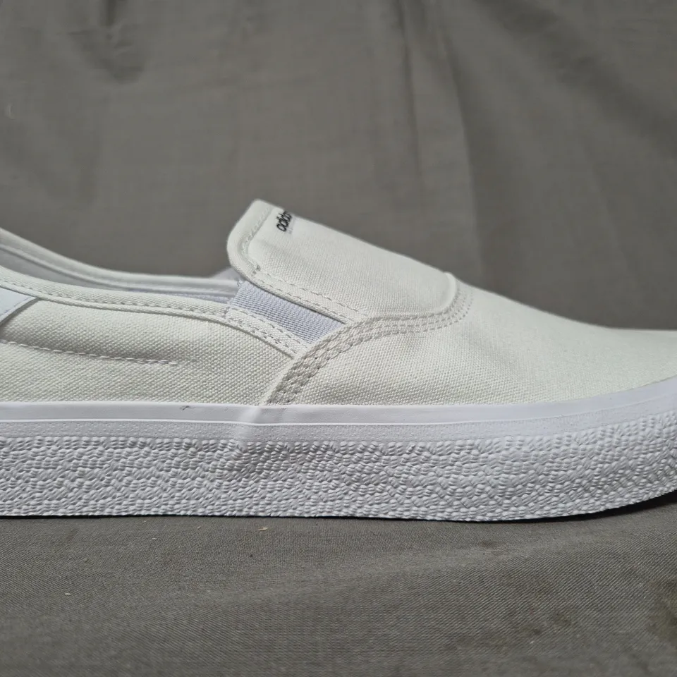 BOXED PAIR OF ADIDAS 3MC SLIP-ON SHOES IN WHITE UK SIZE 9.5