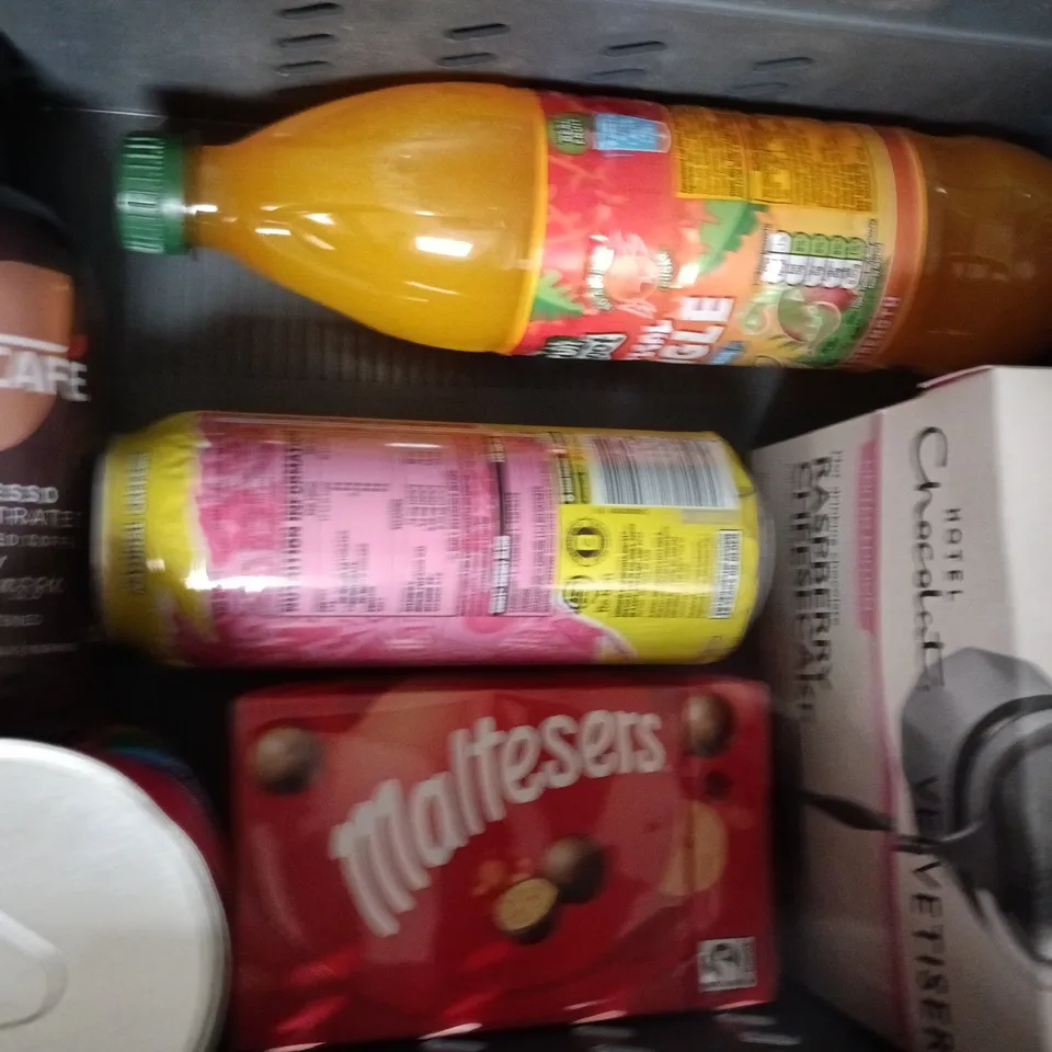APPROXIMATELY 8 ASSORTED FOOD AND DRINK ITEMS TO INCLUDE 7UP, ROSAMONTE, ETC