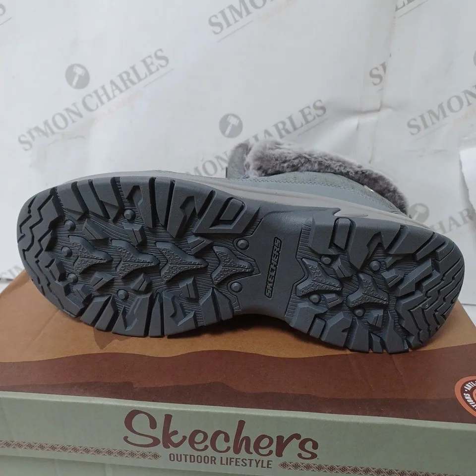 BOXED SKECHERS WOMENS ANTI SLIP AND WATERPROOF FUR LINED BOOTS, GREY - SIZE 6