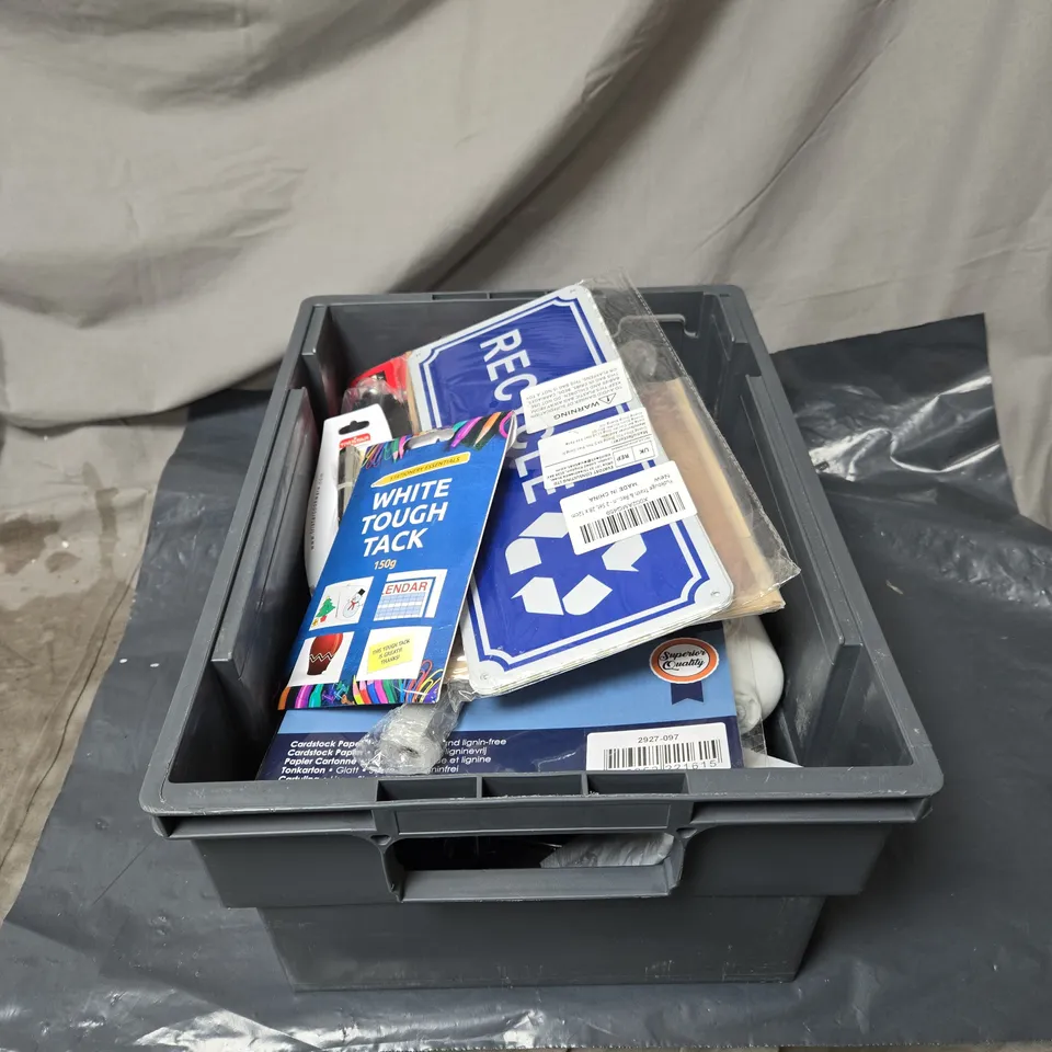 APPROXIMATELY 15 ASSORTED ITEMS TO INCLUDE RECYCLE/TRASH SIGNS, TOUGH TACK, SPOONS, HEAVY DUTY STAPLE GUN ETC