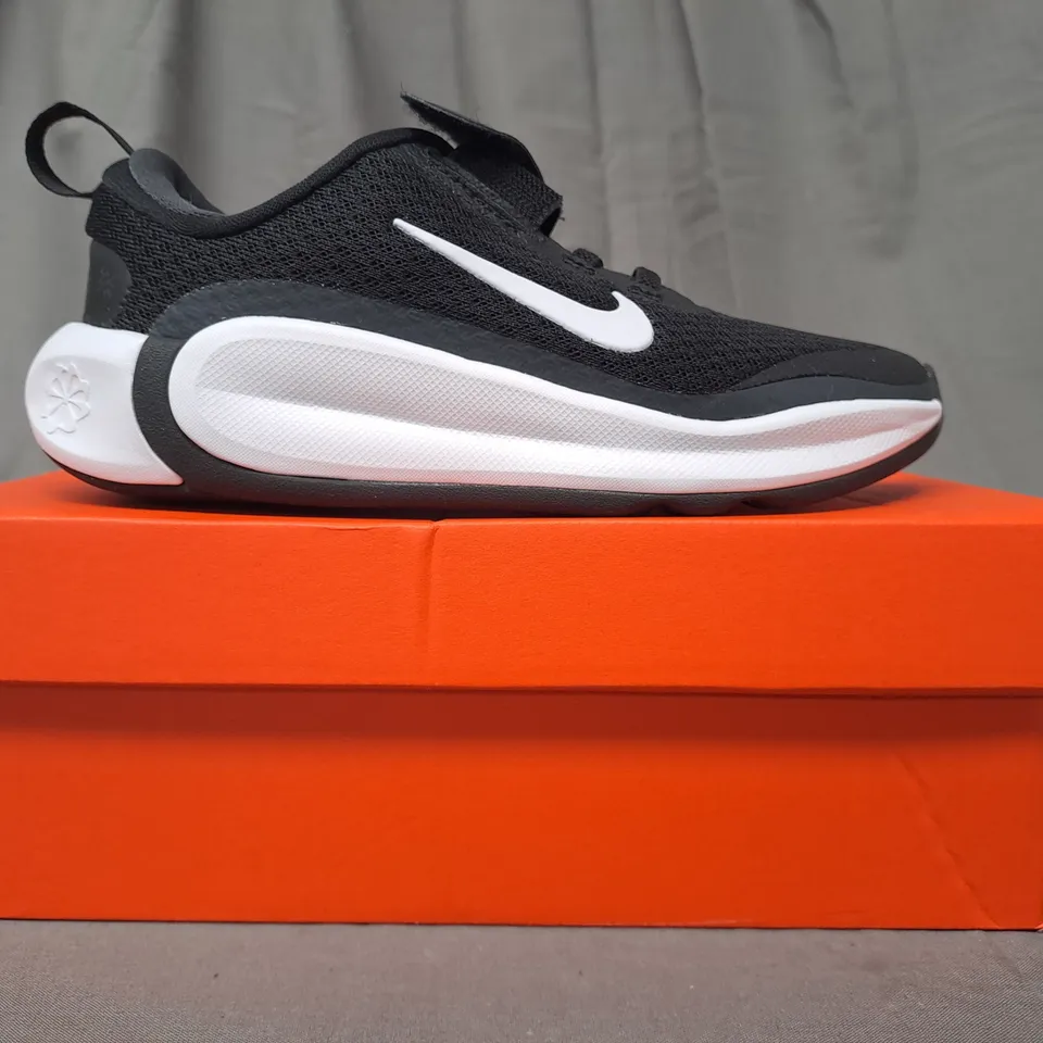 BOXED PAIR OF NIKE INFINITY FLOW KIDS SHOES IN BLACK/WHITE UK SIZE 12