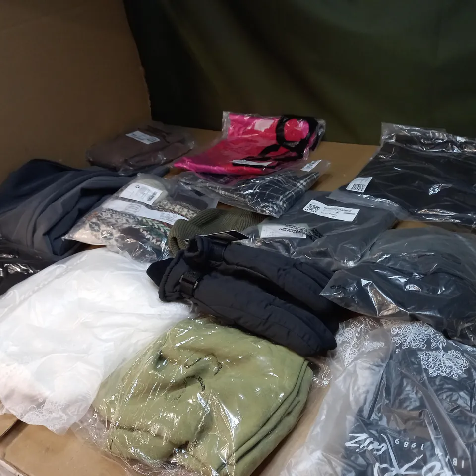 LOT OF APPROX 20 ASSORTED CLOTHING ITEMS VARYING IN SIZE/COLOUR/STYLE TO INCLUDE: TROUSERS, DRESSES, JUMPERS