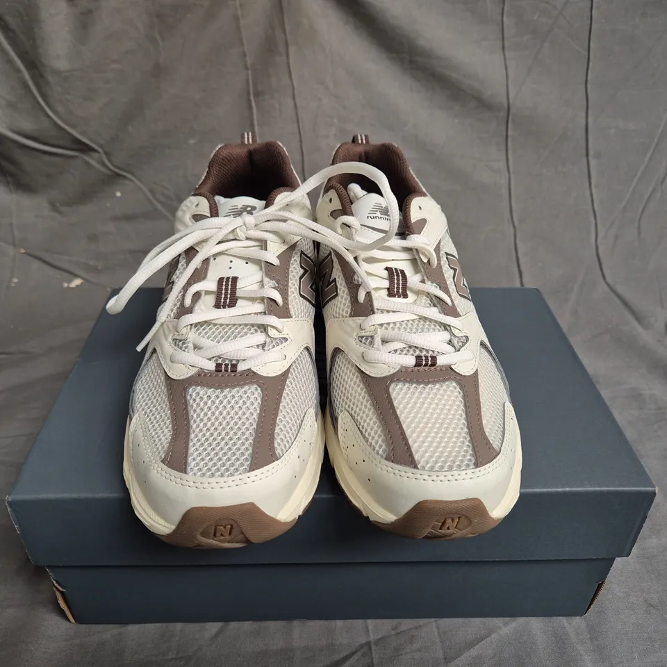 BOXED PAIR OF NEW BALANCE 530 TRAINERS - UK SIZE 8.5