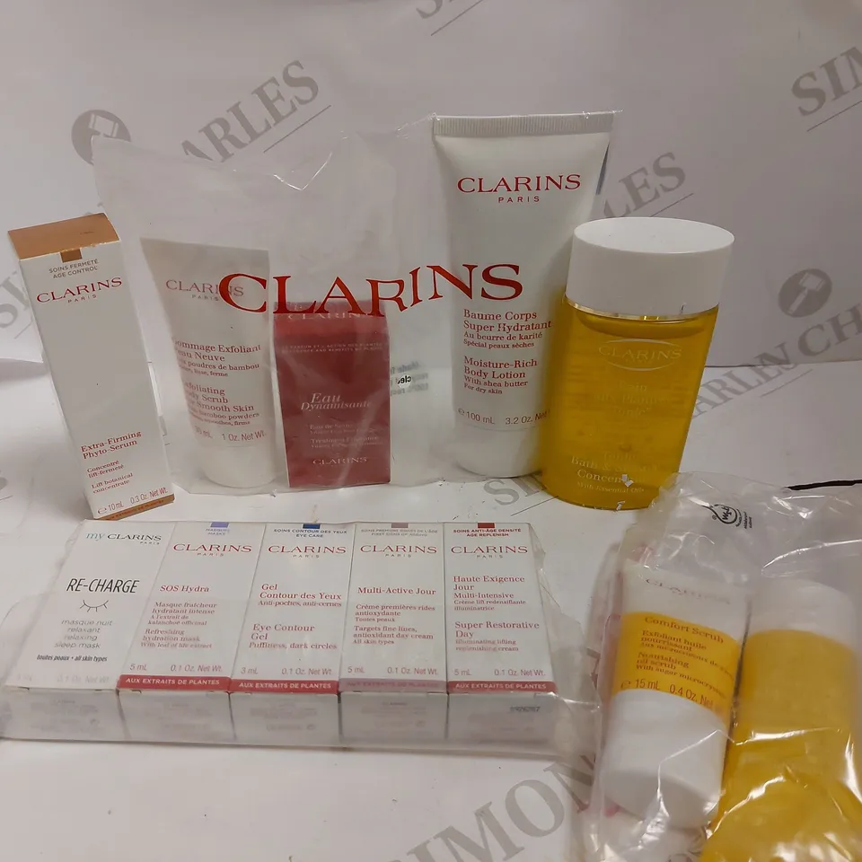 BOX OF APPROX 10 CLARINS ITEMS TO INCLUDE BATH AND SHOWER, GENTLE EXFOLIATOR AND EXTRA FIRMING PHYTO SERUM