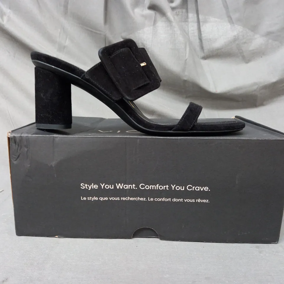 BOXED PAIR OF VIONIC OPEN TOE BLOCK HEEL SANDALS IN BLACK SIZE 7