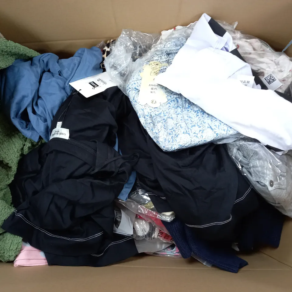 APPROXIMATELY 25 ASSORTED CLOTHING ITEMS IN VARIOUS SIZES TO INCLUDE T-SHIRTS, JACKETS, DRESSES, ETC