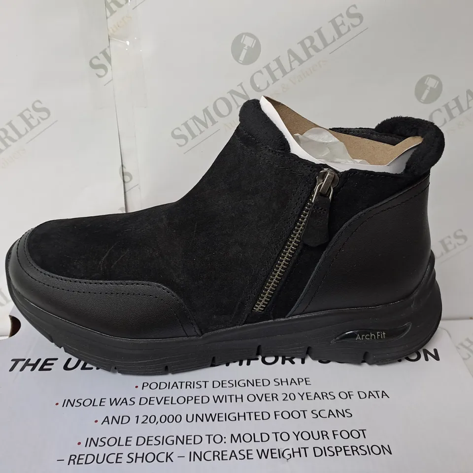 BOXED SKECHERS ARCH FIT SMOOTH ZIP BOOTS, BLACK - SIZE 6