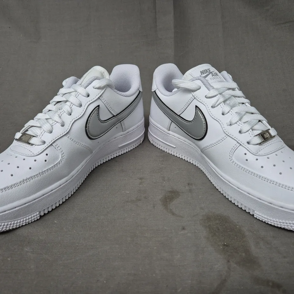 BRAND NEW BOXED PAIR OF NIKE WOMEN'S AIR FORCE 1 '07 ESS SHOES IN WHITE/METALLIC SILVER UK SIZE 5