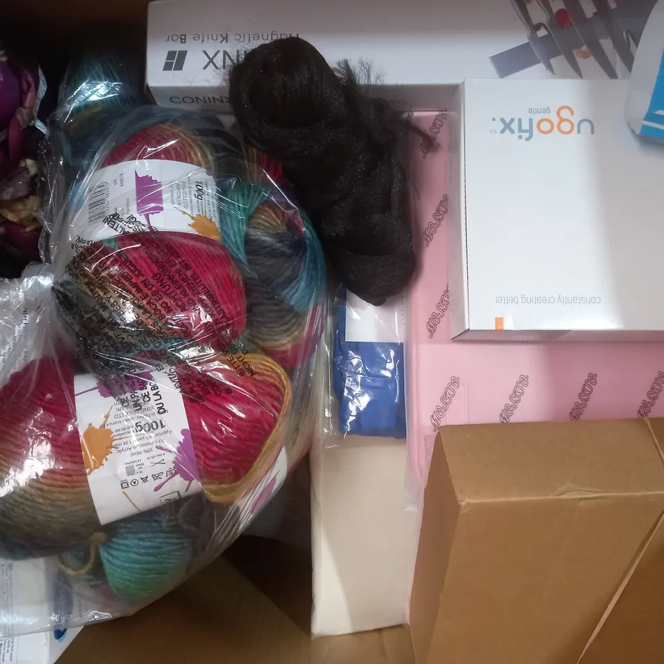 BOX OF APPROXIMATELY 20 ASSORTED HOUSEHOLD ITEMS TO INCLUDE STYLECRAFT SPECIAL DOUBLE KNIT YARN, RETRACTABLE DOG LEASH, KNOOPS SHAKER, ETC