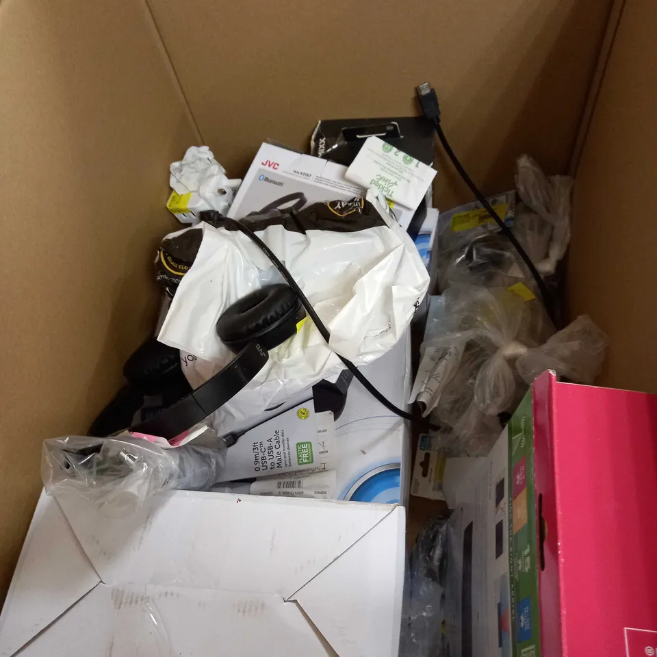 LOT OF APPROXIMATELY 20 ELECTRICAL ITEMS TO INCLUDE BIG BUTTON LANDLINE PHONE, DAB+ RADIO, MEDIA STATION MULTI-STAND ETC