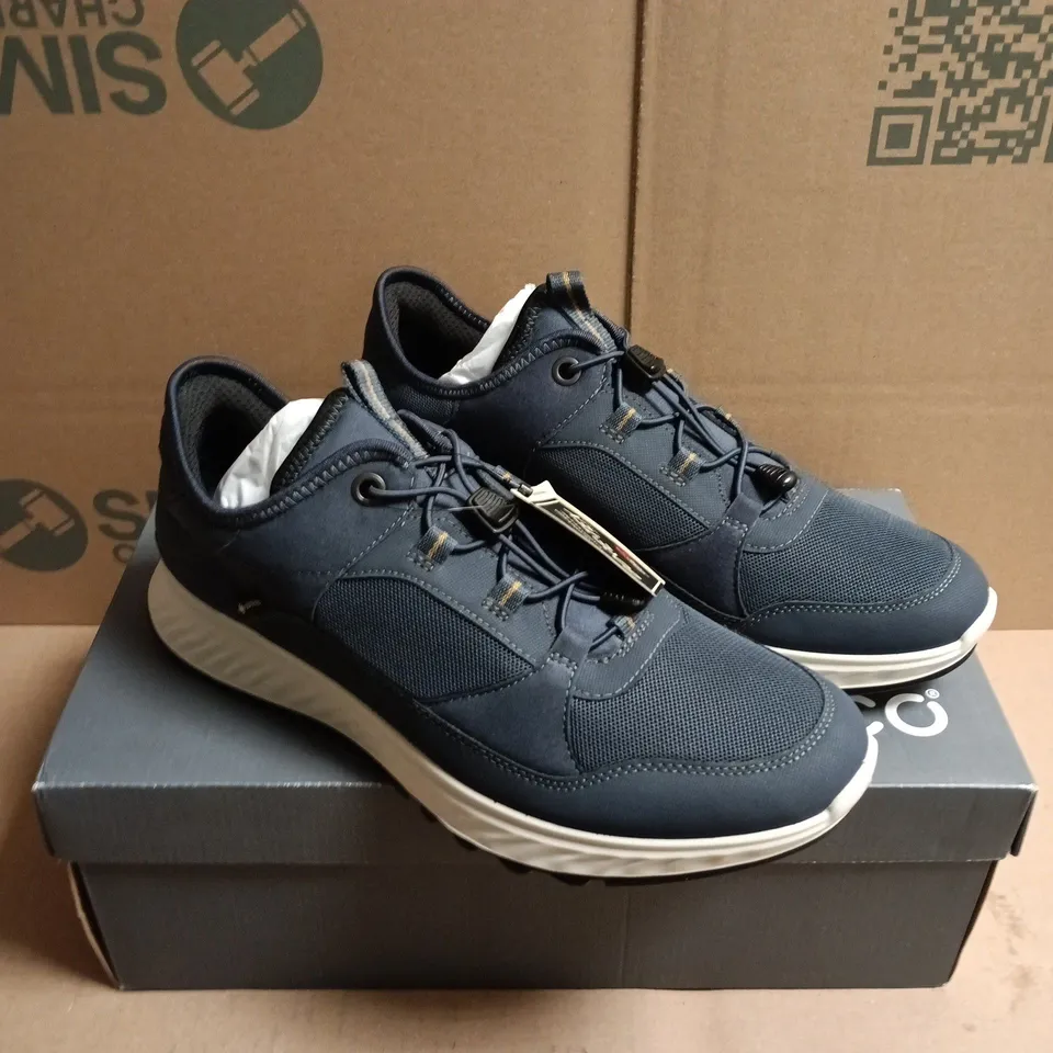 BOXED PAIR OF ECCO EXOSTRIDE MEN'S GTX NAVY TRAINERS - 7.5