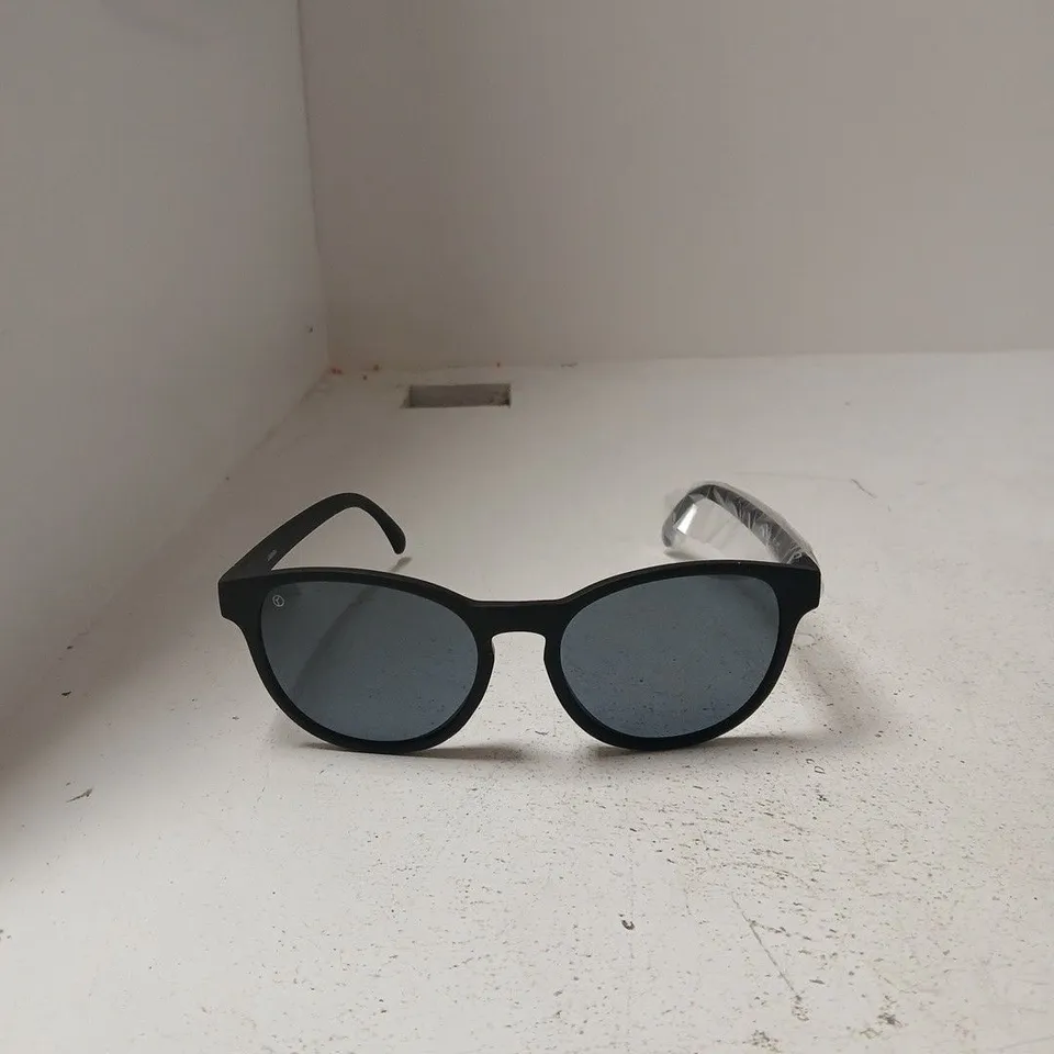 KYLOE POLARISED SUNGLASSES – BLACK FRAME, GREY LENSES (BOXED)