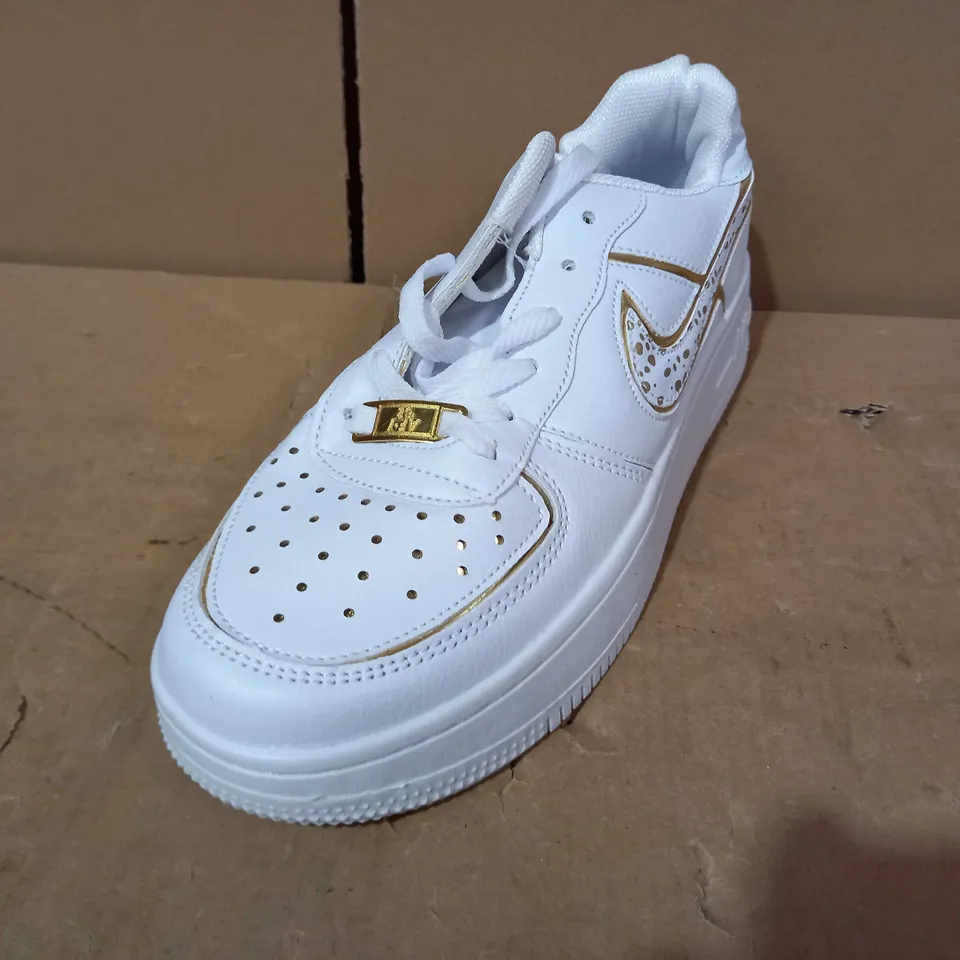PAIR OF DESIGNER SHOES IN THE STYLE OF NIKE AIR FORCE 1 IN WHITE/GOLD COLOUR UK SIZE 5