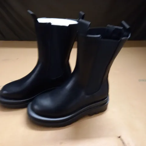 PAIR OF BLACK BOOTS - UK 3