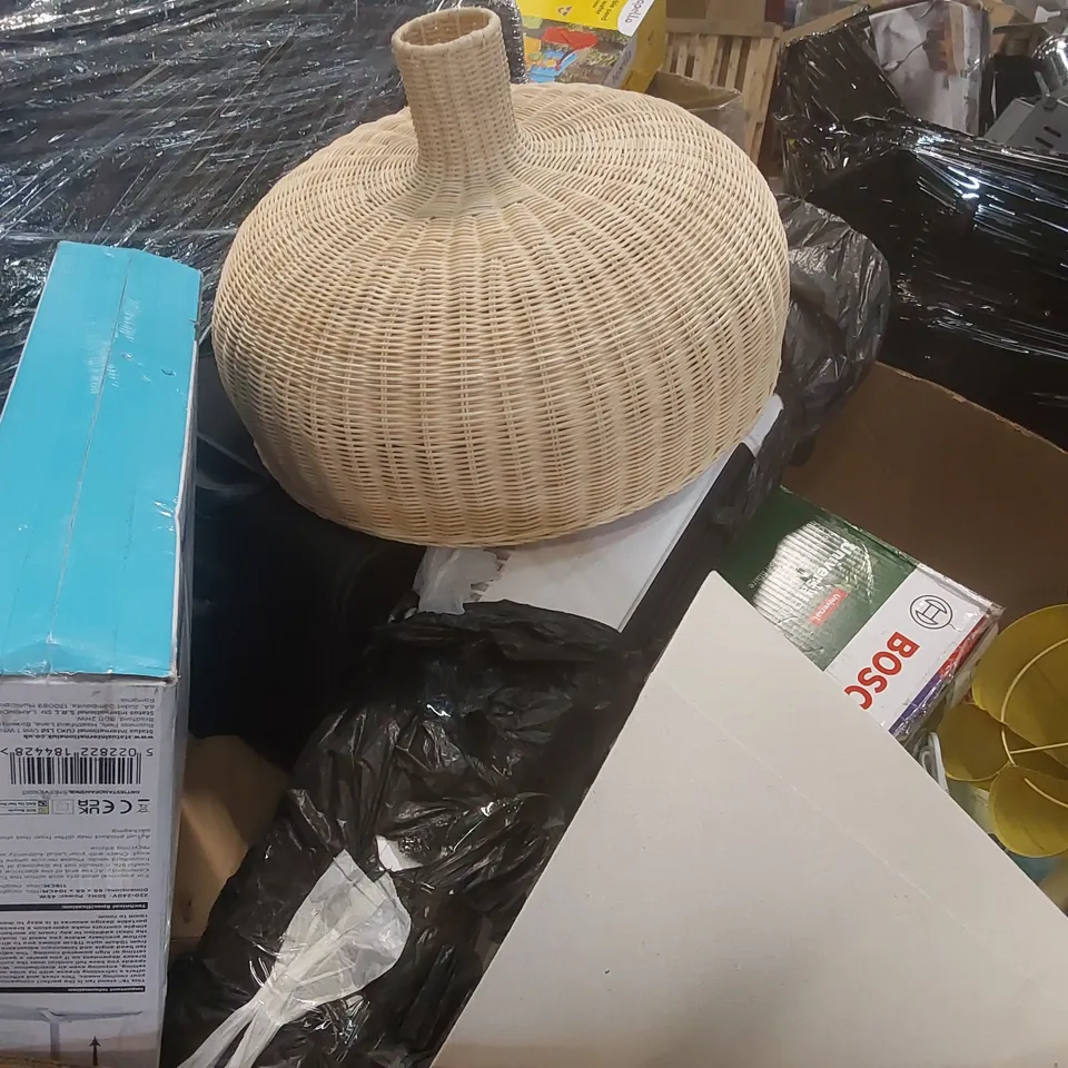 PALLET CONTAINING A VERY LARGE QUANTITY OF ASSORTED ITEMS INCLUDING: BOSCH LAWN MOWER, DAEWOO VACUUM CLEANER, FAN, LAMPSHADES, SUITCASE ECT