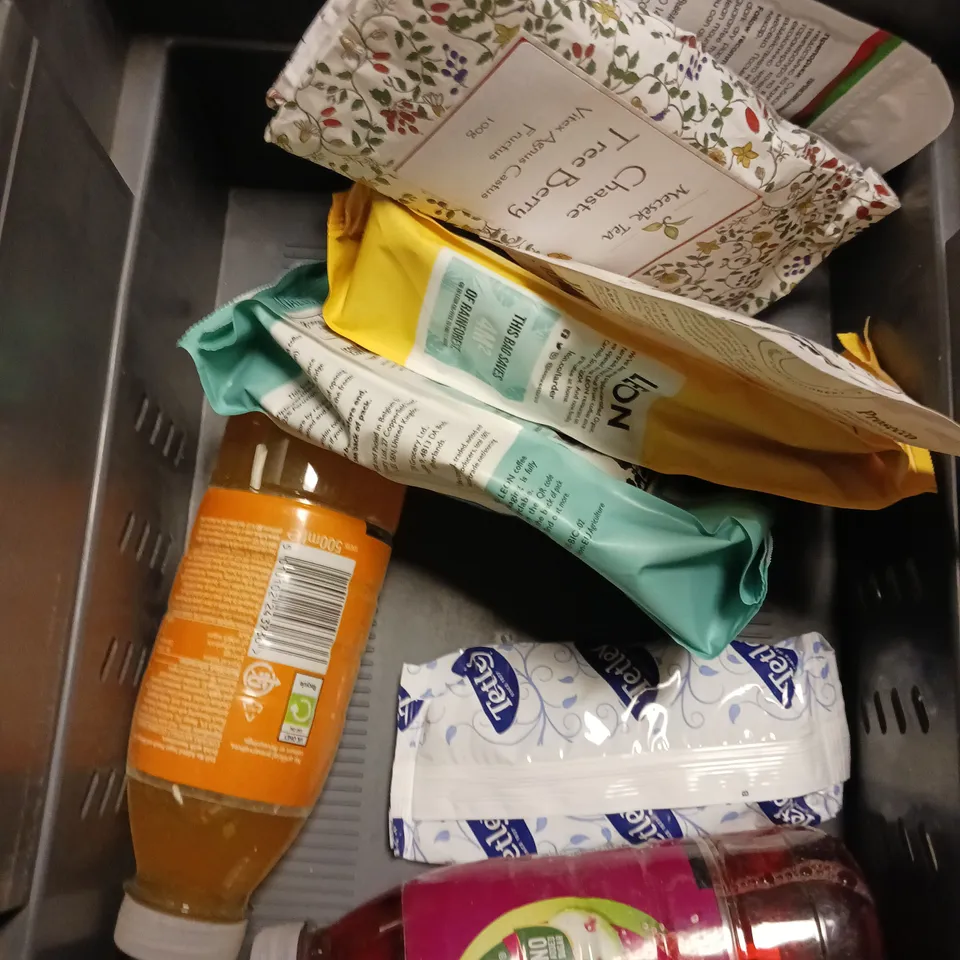 APPROXIMATELY 15 ASSORTED FOOD/DRINK PRODUCTS TO INCLUDE PSYLLIUM HUSK, LEON SAUCES, DAIRY MILK CHOCOLATE ETC 
